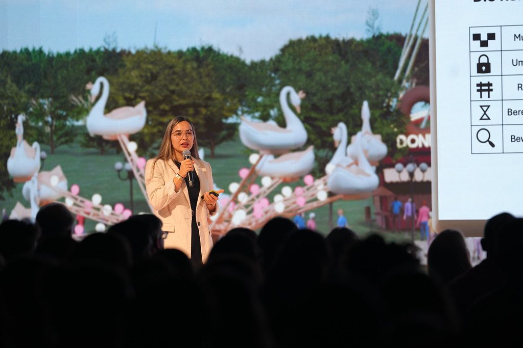 Léonie Schaub spricht vor Publikum